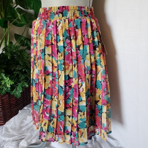⭐️3/$20 Michael & Co. Pleated skirt Sz10 - Picture 2 of 6